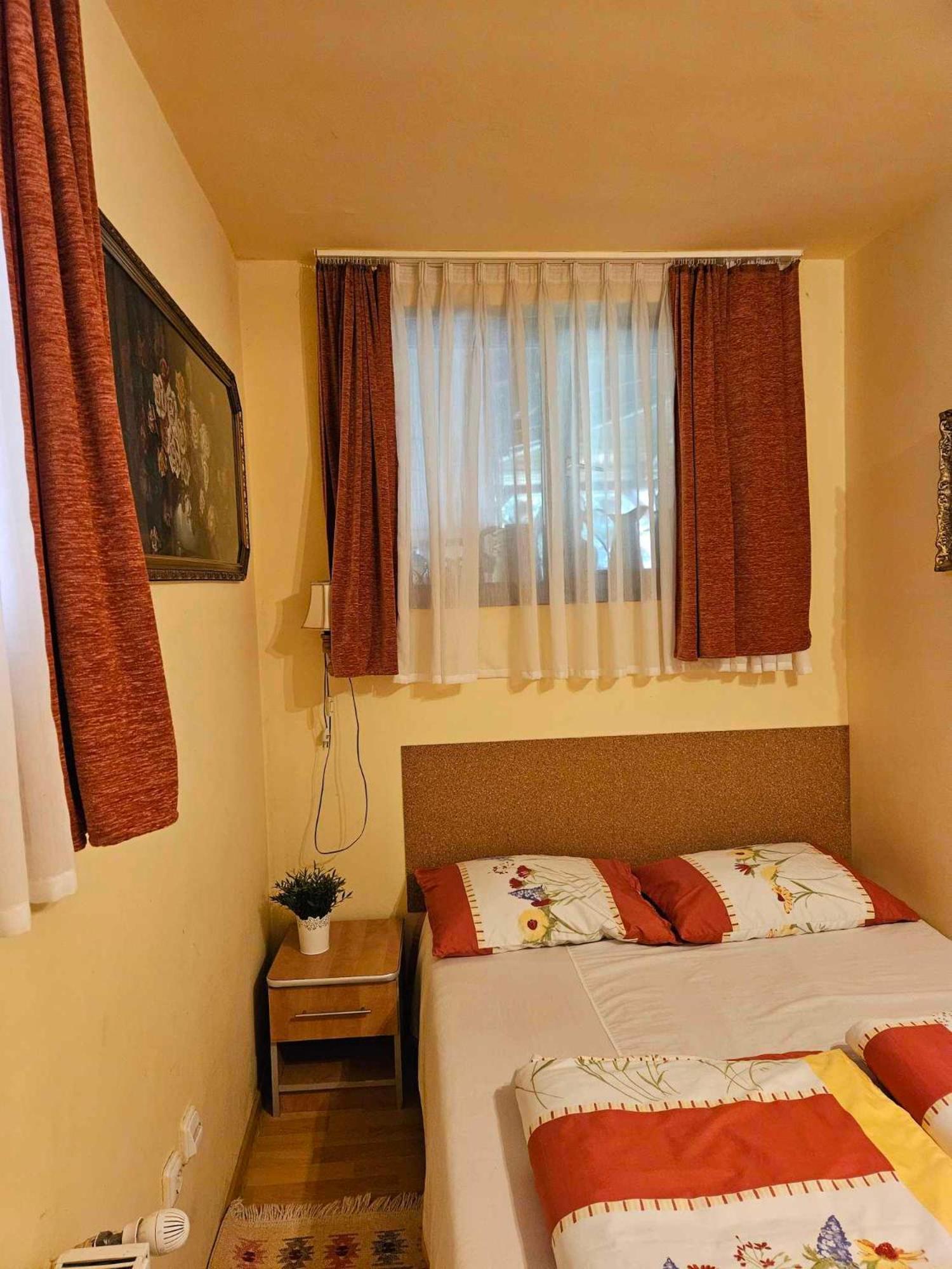 Panzio Anett Bed & Breakfast Pietroasa  Exterior photo